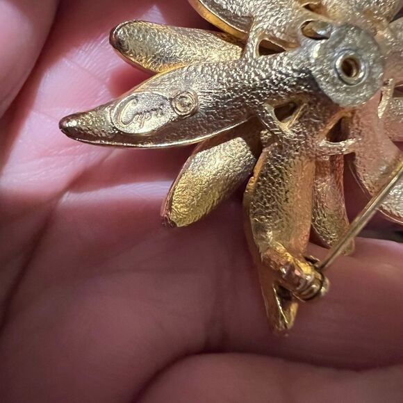 VINTAGE CAPRI FLOWER GOLDTONE BROOCH WITH A CULTURED PEARL - Picture 4 of 4